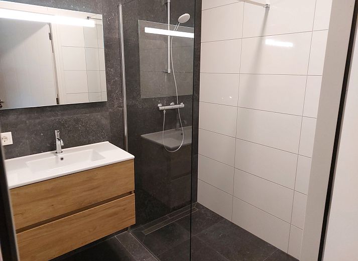 OV657 Ferienhaus in Hertme, Twente mit grosser Terrasse und hoelzernem Sichtschutz.