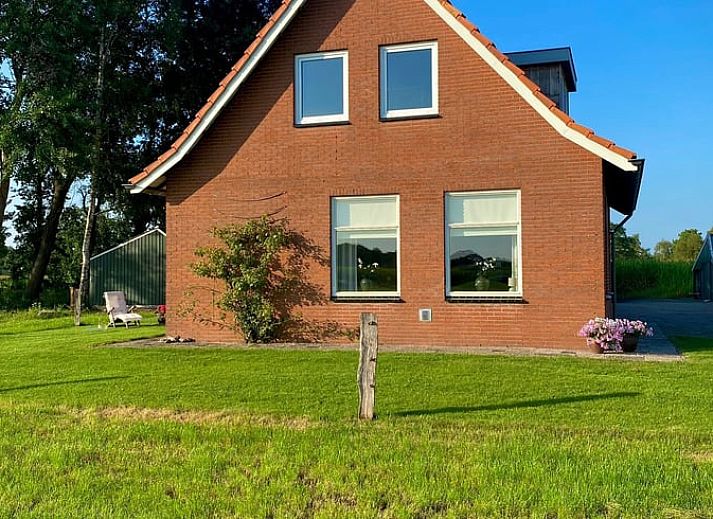 Gemuetlicher Innenbereich des Huisje in Langeveen, Ferienhaus in Twente, Overijssel, mit Blick auf die gruene Natur.