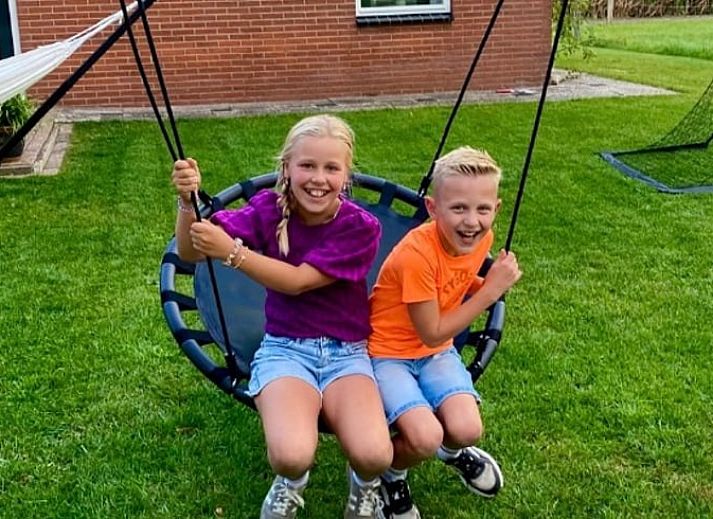 Gemuetlicher Innenbereich des Huisje in Langeveen, Ferienhaus in Twente, Overijssel, mit Blick auf die gruene Natur.