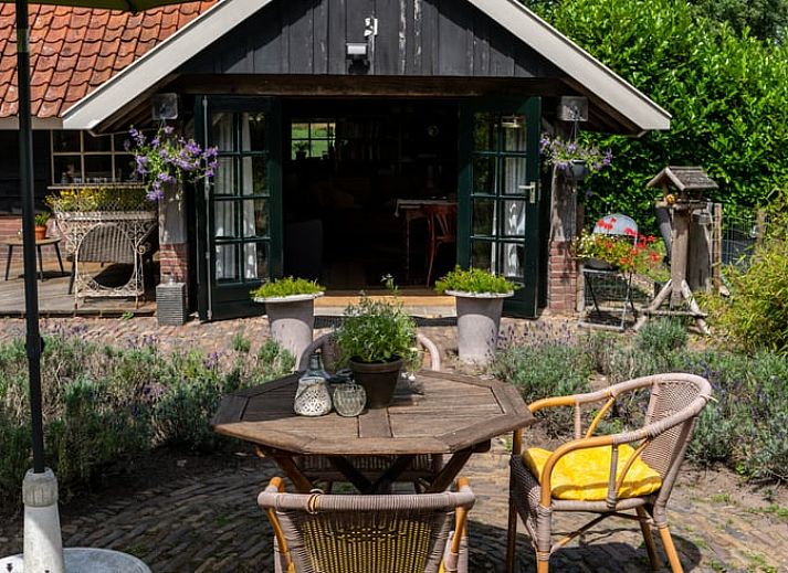Veranda mit Blick auf die Felder im Ferienhaus in Broekland, Salland, Overijssel.