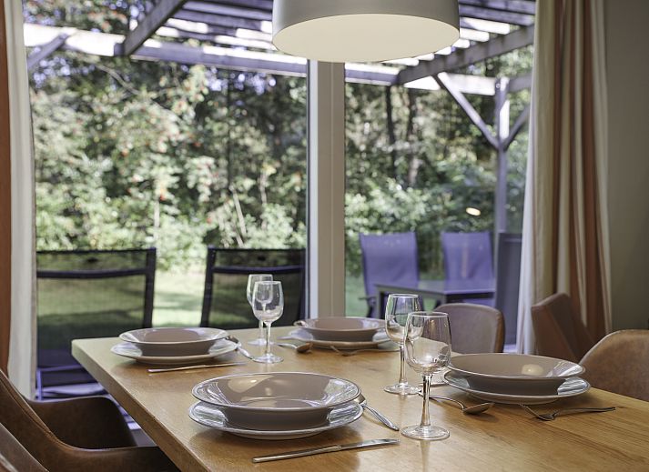 Gemuetliches Wohnzimmer mit Kamin in Twenhaarsveld 2-Personen-Bungalow 2L, Holten, Salland.