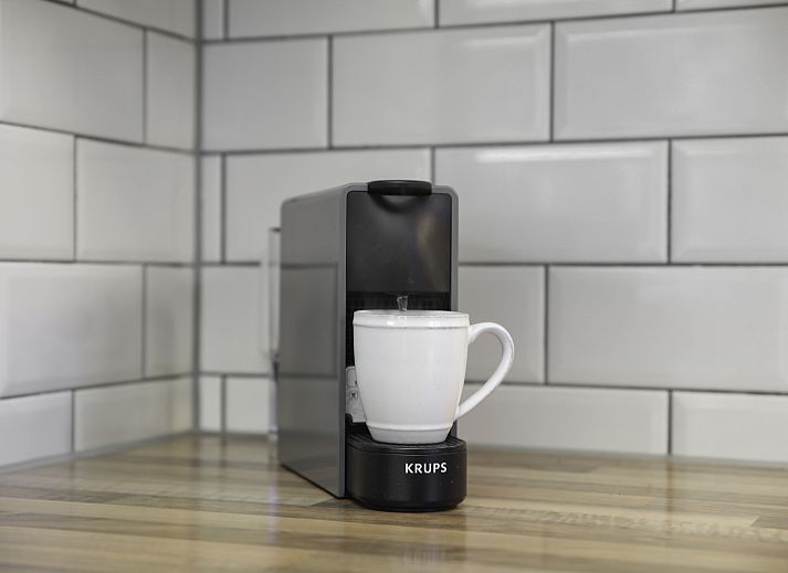 Gemuetliche Sitzecke und Kueche im Twenhaarsveld 2-Personen-Bungalow 2L, gelegen in Holten, Overijssel.