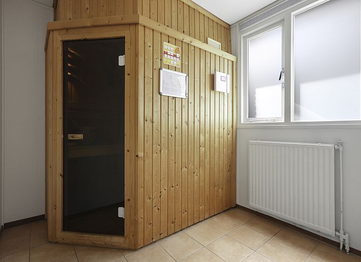 Gemuetliche Sitzecke und Kueche im Twenhaarsveld 2-Personen-Bungalow 2L, gelegen in Holten, Overijssel.