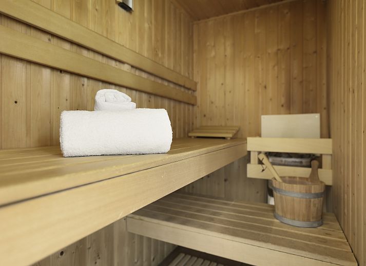 Gemuetliche Sitzecke und Kueche im Twenhaarsveld 2-Personen-Bungalow 2L, gelegen in Holten, Overijssel.