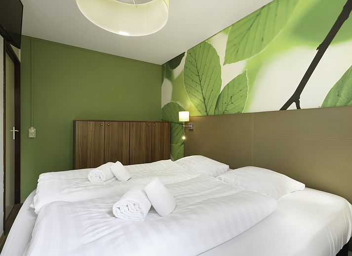 Gemuetliche Sitzecke und Kueche im Twenhaarsveld 2-Personen-Bungalow 2L, gelegen in Holten, Overijssel.