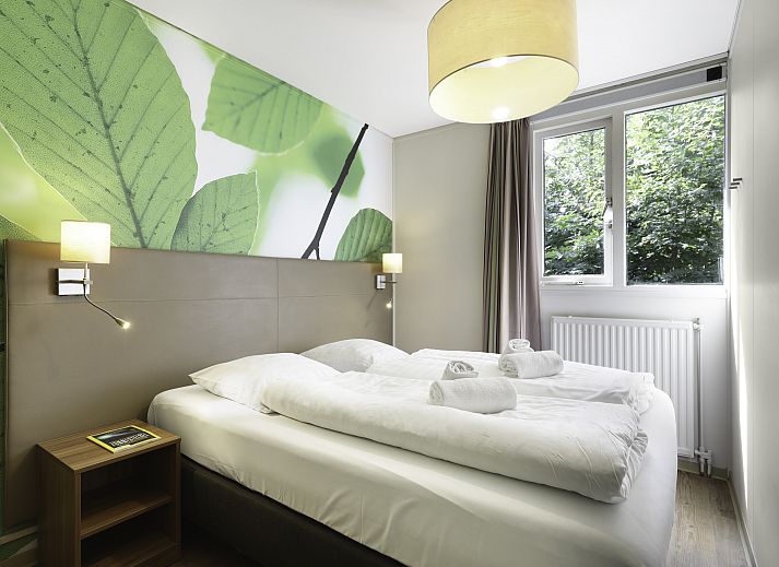 Gemuetliche Sitzecke und Kueche im Twenhaarsveld 2-Personen-Bungalow 2L, gelegen in Holten, Overijssel.