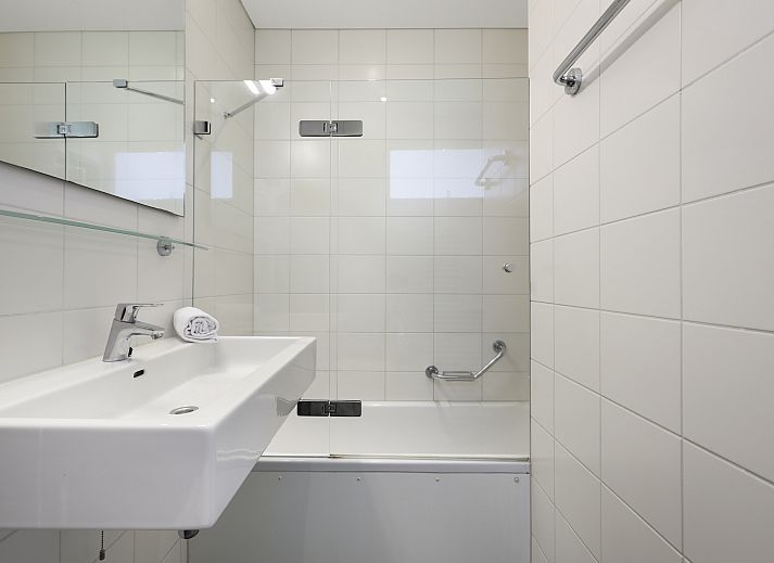 Heller Wohnraum mit grossen Fenstern in Twenhaarsveld 2-Bett-Bungalow 2L, Holten, Salland.