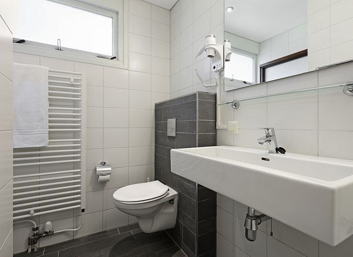 Heller Wohnraum mit grossen Fenstern in Twenhaarsveld 2-Bett-Bungalow 2L, Holten, Salland.