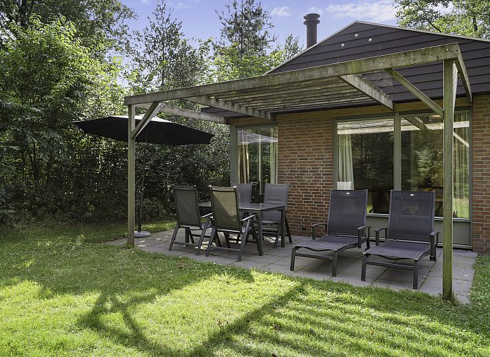 Gemuetlicher Kamin in Twenhaarsveld 2-Personen-Bungalow 2L, Holten, umgeben von Natur.