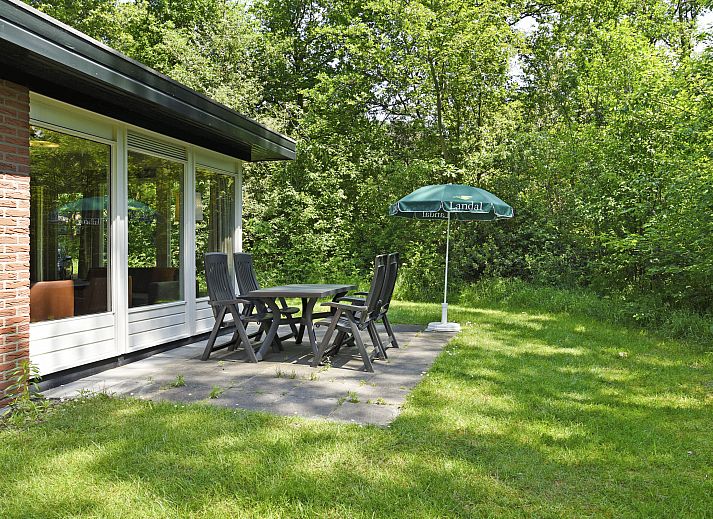 Gezellige woonkamer met open haard in Twenhaarsveld 4-persoons bungalow 4C, Holten, Overijssel.