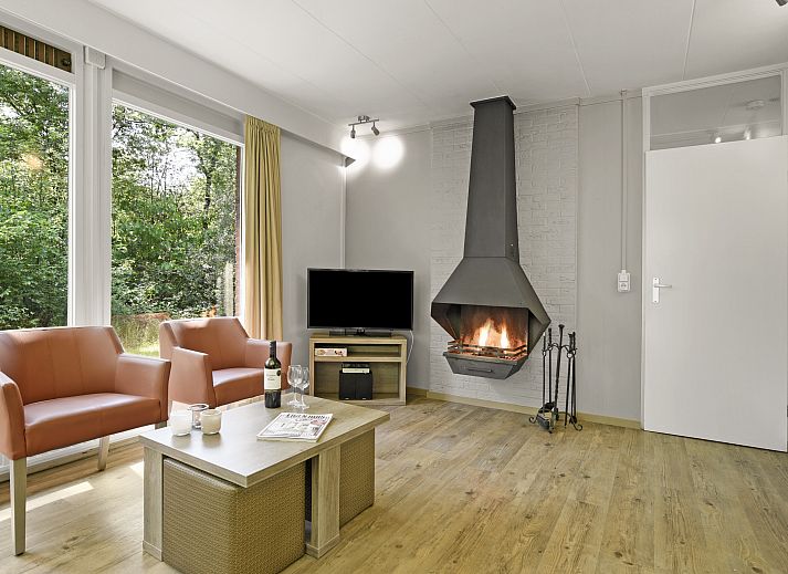 Gezellige woonkamer met open haard in Twenhaarsveld 4-persoons bungalow 4C, Holten, Overijssel.
