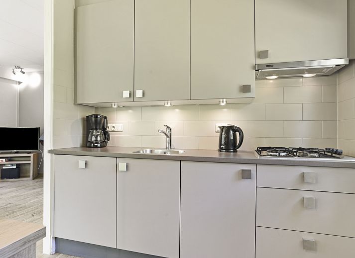 Moderne keuken en eetruimte in Twenhaarsveld 4-persoons bungalow 4C, gelegen in Holten, Salland.