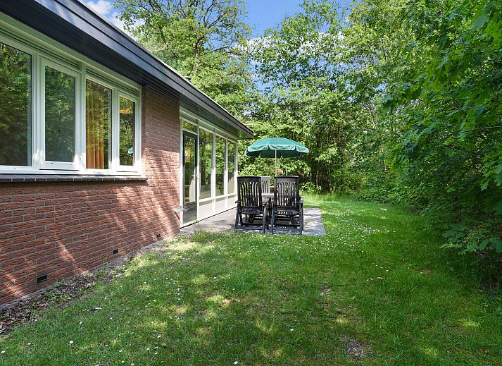 Helles Wohnzimmer mit Blick auf die Natur im 4-Personen-Kinderbungalow Twenhaarsveld, Holten, Overijssel.