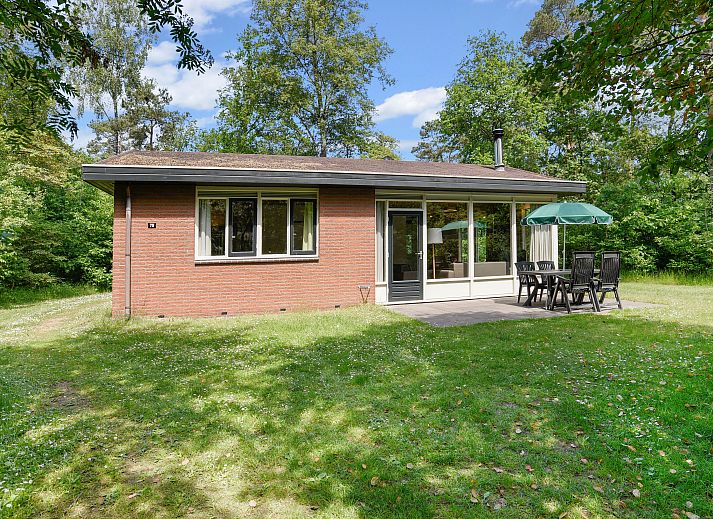 Twenhaarsveld 6-persoons bungalow 6B1 in Holten, Overijssel met groene tuin en terras.
