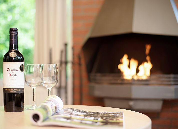 Gezellige woonkamer met open haard in Twenhaarsveld bungalow in Salland, Overijssel.