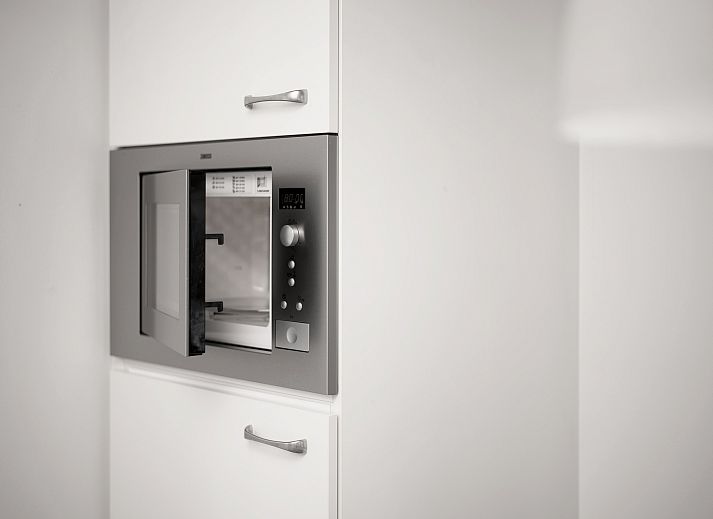 Gezellige woonkamer met open haard in Twenhaarsveld bungalow in Salland, Overijssel.