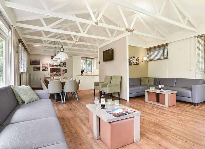 Geraeumiges Wohnzimmer im Twenhaarsveld 18-Personen-Wiedervereinigungsbungalow in Holten, Overijssel.