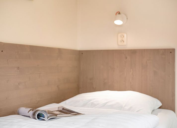 Terrasse mit Picknicktischen im 18-Betten-Bungalow Twenhaarsveld in Holten, Salland.