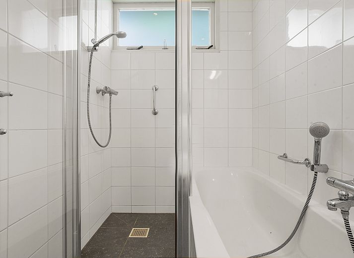 Terrasse mit Picknicktischen im 18-Betten-Bungalow Twenhaarsveld in Holten, Salland.