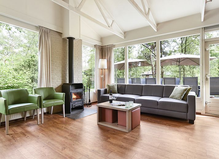 Terrasse mit Picknicktischen im 18-Betten-Bungalow Twenhaarsveld in Holten, Salland.