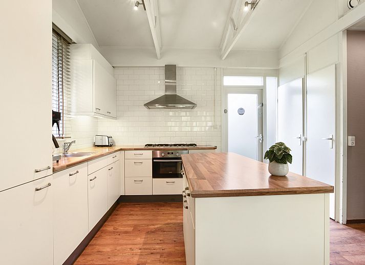 Gemuetliche Sitzecke mit Kamin im Wiedervereinigungsbungalow Twenhaarsveld in Overijssel.