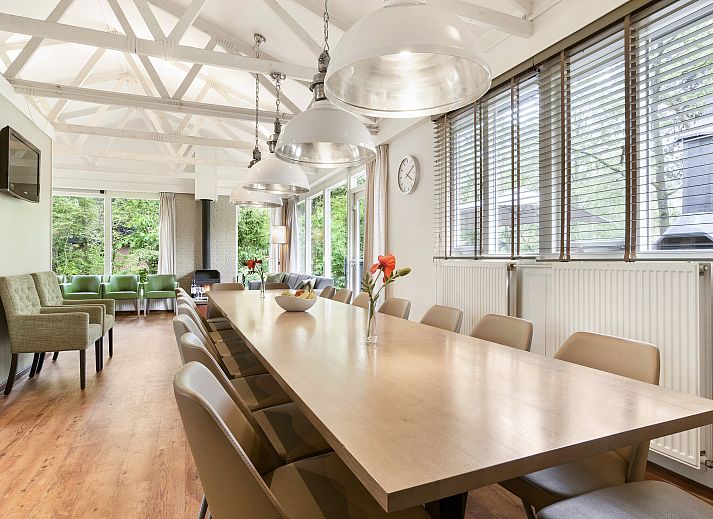 Gemuetliche Sitzecke mit Kamin im Wiedervereinigungsbungalow Twenhaarsveld in Overijssel.