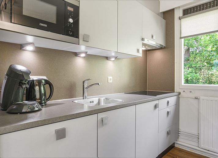 Modern kitchen and dining area in Twenhaarsveld dog bungalow, Holten, ideal for two people.