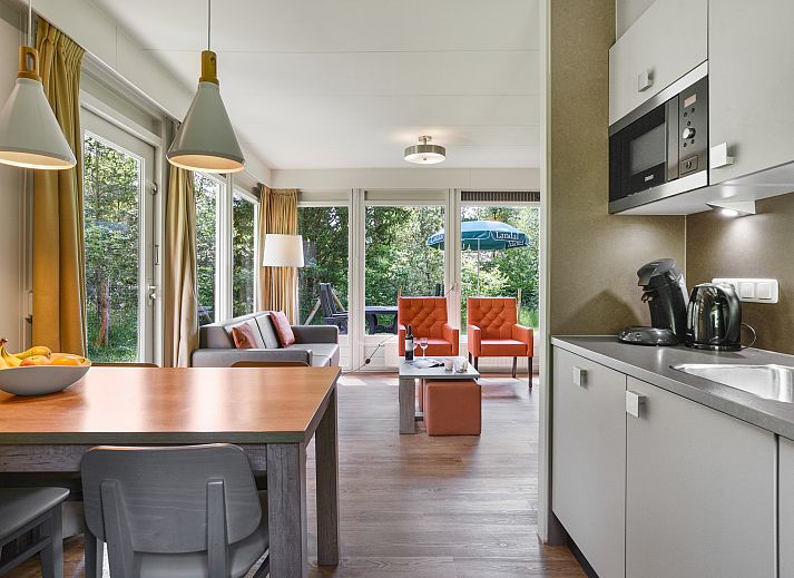 Modern kitchen and dining area in Twenhaarsveld dog bungalow, Holten, ideal for two people.