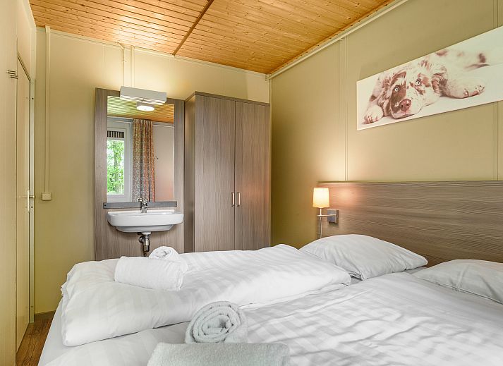 Modern kitchen and dining area in Twenhaarsveld dog bungalow, Holten, ideal for two people.