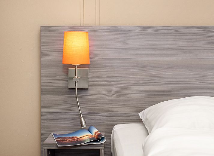 Modern kitchen and dining area in Twenhaarsveld dog bungalow, Holten, ideal for two people.