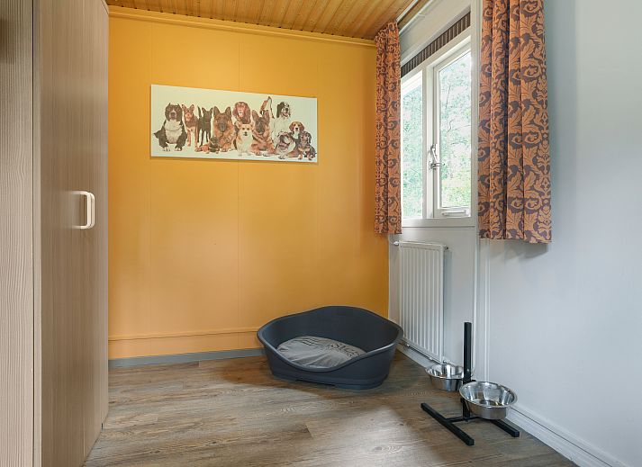 Modern kitchen and dining area in Twenhaarsveld dog bungalow, Holten, ideal for two people.