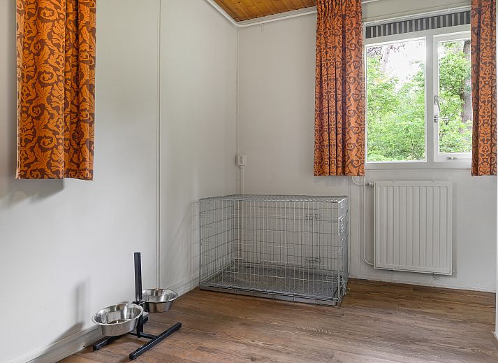 Cozy living room with fireplace in Twenhaarsveld dog bungalow, Holten, perfect for relaxation.