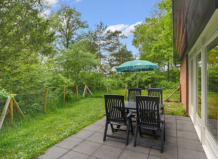 Cozy living room with fireplace in Twenhaarsveld dog bungalow, Holten, perfect for relaxation.