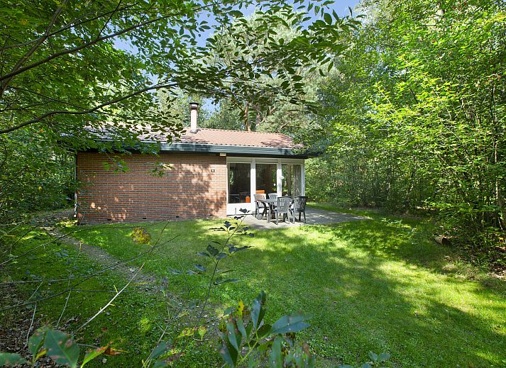 Twenhaarsveld 4-persoons bungalow 4B in Holten, omgeven door groen in Salland, Overijssel.