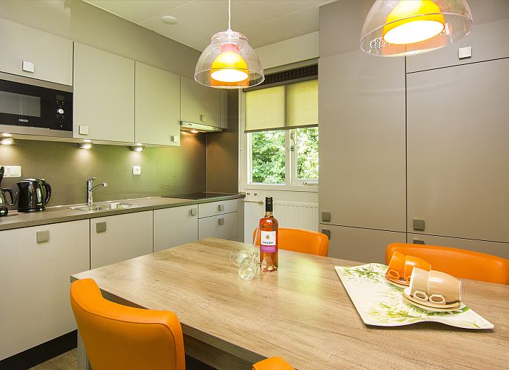 Twenhaarsveld 4-persoons bungalow 4B in Holten, omgeven door groen in Salland, Overijssel.