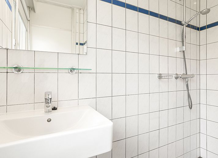 Gezellige woonkamer van Twenhaarsveld 4-persoons bungalow 4B in Holten, Overijssel, met uitzicht op de natuur.