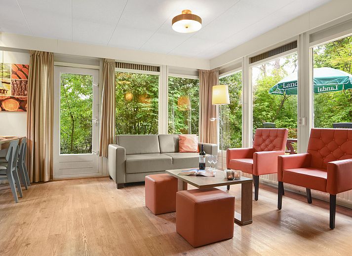 Gezellige woonkamer van Twenhaarsveld 4-persoons bungalow 4B in Holten, Overijssel, met uitzicht op de natuur.