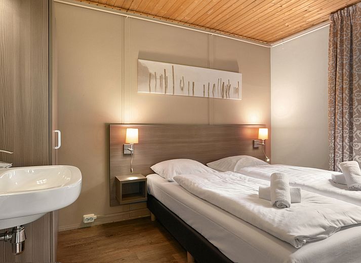 Moderne keuken in Twenhaarsveld 4-persoons bungalow 4B, Holten, Salland, voorzien van comfortabele eetruimte.