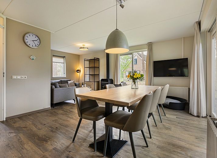 Geniessen Sie die Ruhe im 6-Personen-Hundebungalow von Twenhaarsveld in Holten, Overijssel, mit einer grossen Terrasse inmitten der Natur.