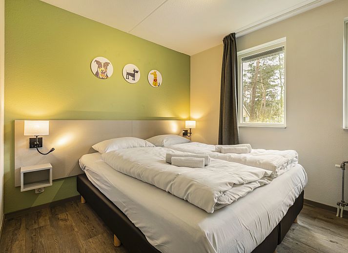 Gemuetliches Wohnzimmer im 6-Personen-Hundebungalow Twenhaarsveld in Holten, Overijssel, mit bequemer Sitzecke und Blick auf die Natur.