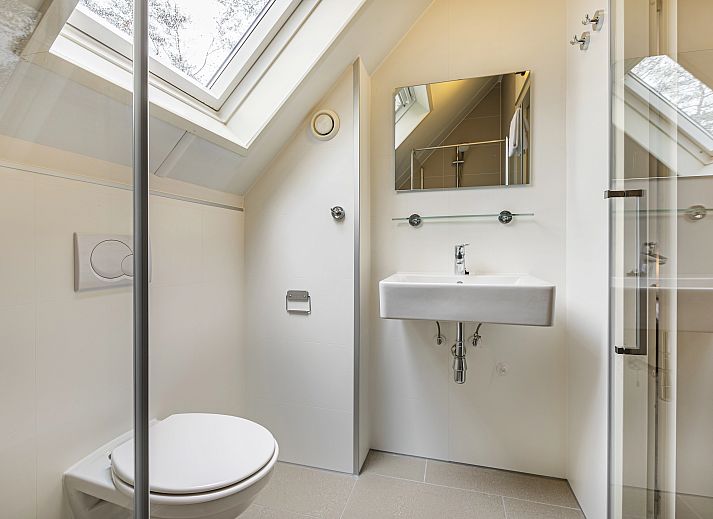 Gemuetliches Wohnzimmer im 6-Personen-Hundebungalow Twenhaarsveld in Holten, Overijssel, mit bequemer Sitzecke und Blick auf die Natur.