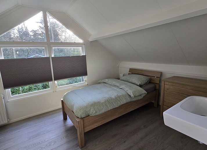 Gemuetliches Schlafzimmer im Ferienhaus OV755 in Holten mit Blick auf die Natur von Salland, Overijssel, perfekt fuer einen entspannten Aufenthalt.