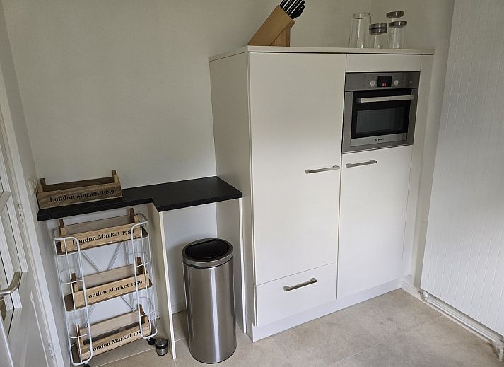 Gemuetliches Schlafzimmer im Ferienhaus OV755 in Holten mit Blick auf die Natur von Salland, Overijssel, perfekt fuer einen entspannten Aufenthalt.