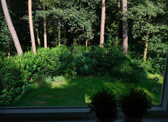 Modernes Badezimmer im Ferienhaus OV755, Holten, Salland, Overijssel, mit schlichten weissen Sanitaeranlagen und stilvoller Ausstattung.