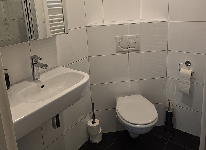 Modernes Badezimmer im Ferienhaus OV755, Holten, Salland, Overijssel, mit schlichten weissen Sanitaeranlagen und stilvoller Ausstattung.