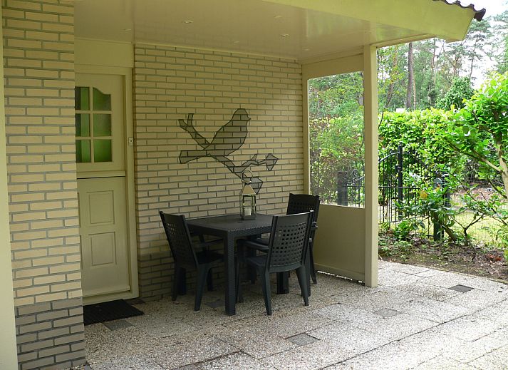 Modernes Badezimmer im Ferienhaus OV755, Holten, Salland, Overijssel, mit schlichten weissen Sanitaeranlagen und stilvoller Ausstattung.