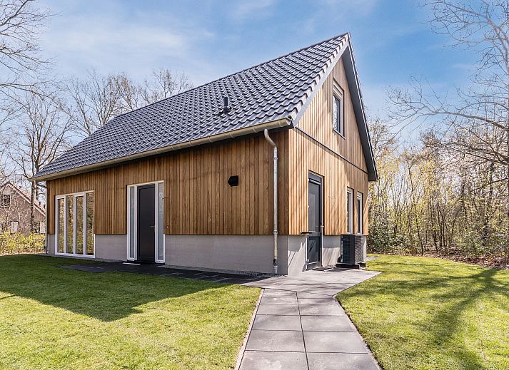 Twenhaarsveld 6-Personen-Bungalow 6CE1 in Holten mit moderner Holzfassade und gruenem Garten in Overijssel.