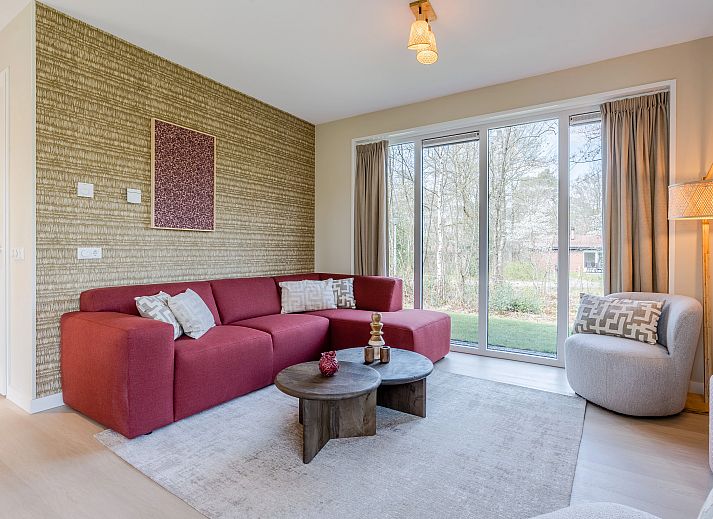 Twenhaarsveld 6-Personen-Bungalow 6CE1 in Holten mit moderner Holzfassade und gruenem Garten in Overijssel.