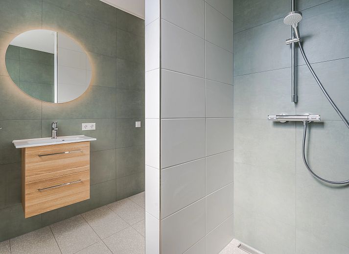 Twenhaarsveld 6-Personen-Bungalow 6CE1 in Holten mit moderner Holzfassade und gruenem Garten in Overijssel.