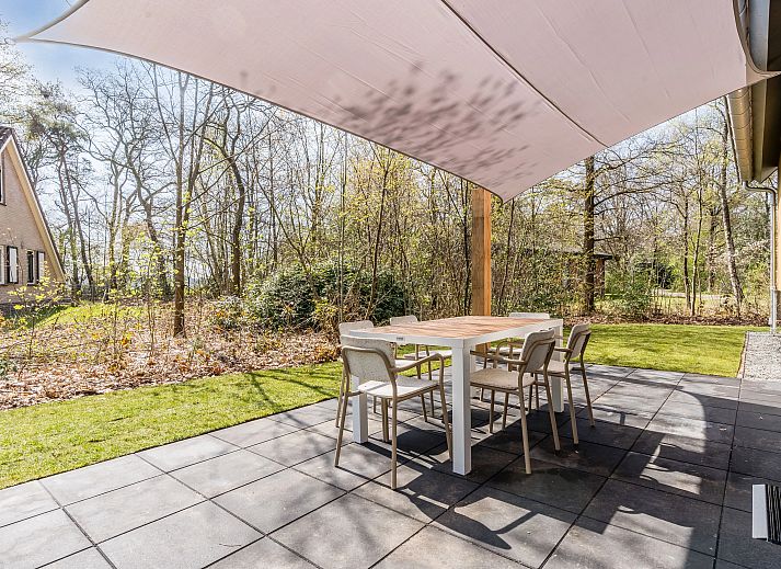 Gemuetliches Wohnzimmer mit grossen Fenstern im Bungalow Twenhaarsveld, Holten, Overijssel, ideal zum Entspannen.